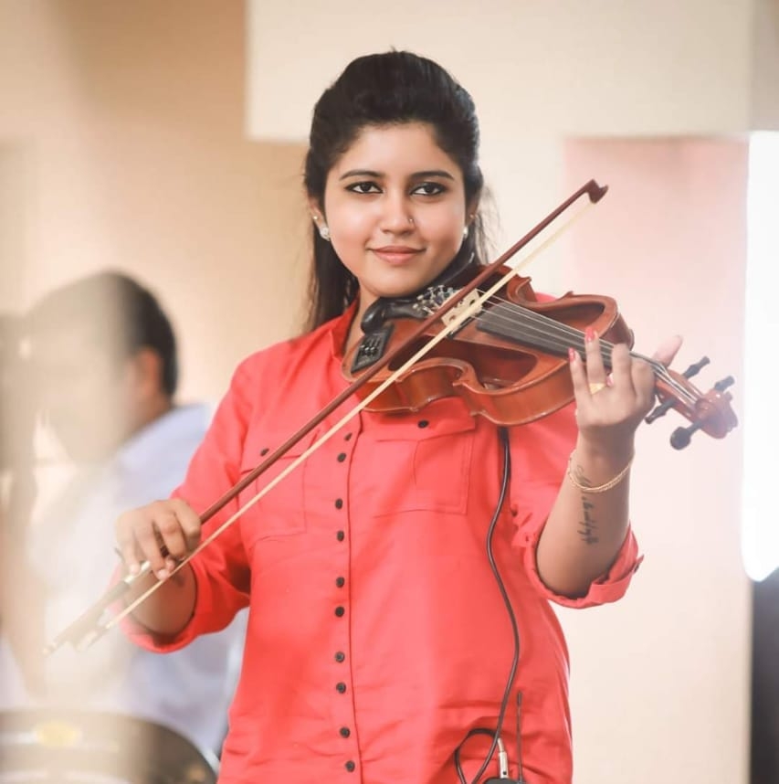 Kanmani Anbodu… Malavika on Violin